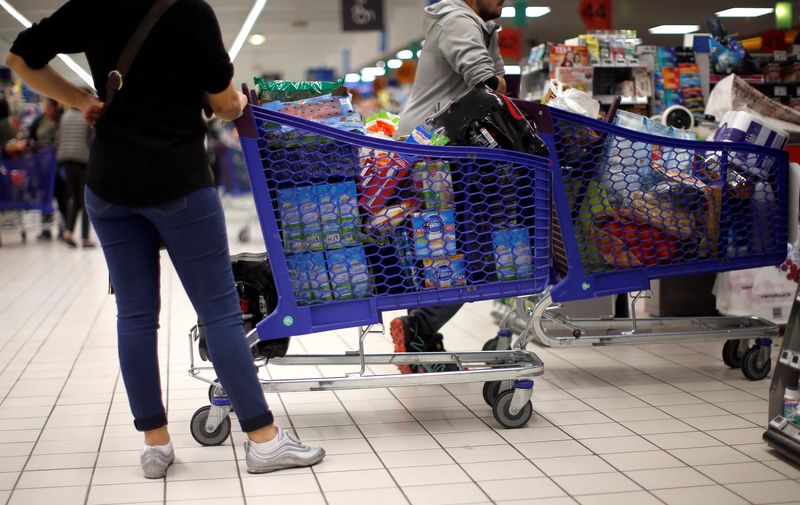 &copy; Reuters. La vente des autotests de dépistage d'une contamination par le coronavirus responsable du COVID-19, jusqu'ici réservée aux pharmacies d'officine, va désormais être possible dans les grandes surfaces, selon un arrêté publié mardi au Journal officie