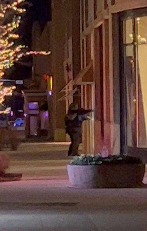 &copy; Reuters. Agentes armados en el exterior de un edificio en Lakewood, Colorado, Estados Unidos, 27 de diciembre de 2021, imagen de redes sociales. REUTERS/Hawk Hawkins