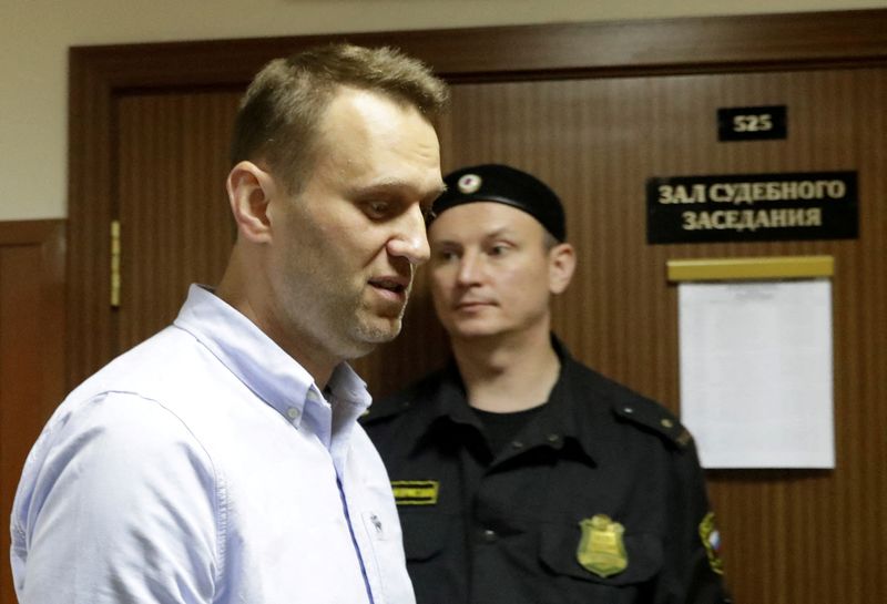 &copy; Reuters. المعارض السياسي أليكسي نافالني لدى وصوله إلى جلسة استماع في محكمة في موسكو في صورة من أرشيف رويترز. 