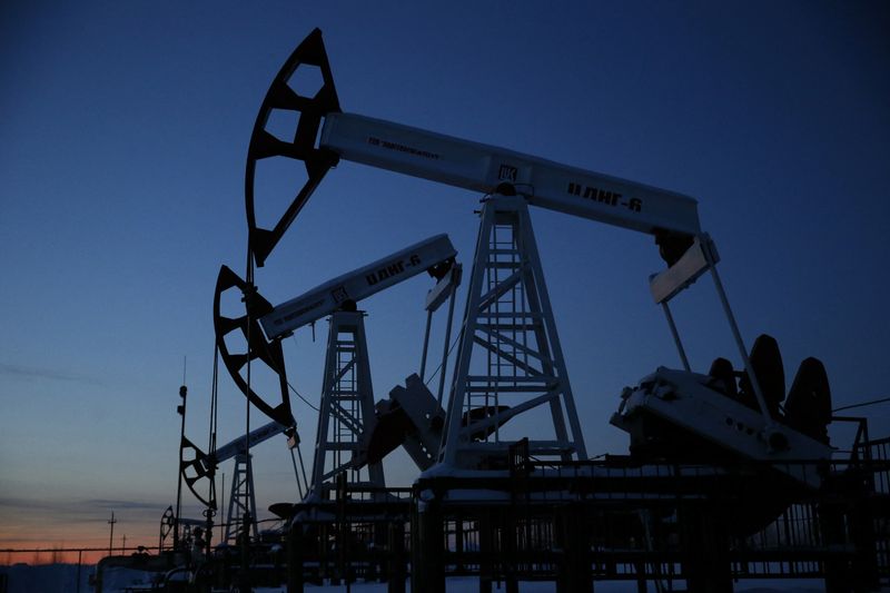 &copy; Reuters. Pump jacks are seen at the Lukoil company owned Imilorskoye oil field, as the sun sets, outside the West Siberian city of Kogalym, Russia, January 25, 2016.  Picture taken January 25, 2016. REUTERS/Sergei Karpukhin