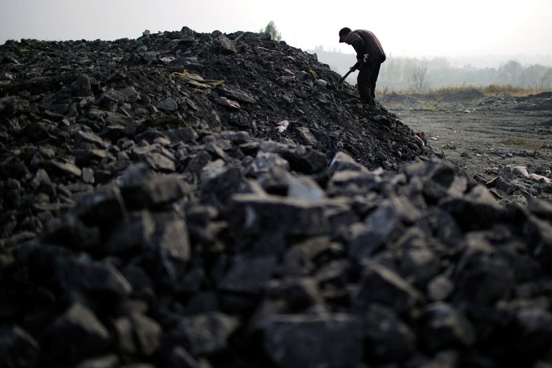 &copy; Reuters. FOTO DE ARCHIVO: Zhang Tieliang, de 76 años, tamiza entre las dunas de carbón de baja calidad cerca de una mina de carbón en Ruzhou, provincia de Henan, China, 4 de noviembre de 2021. REUTERS/Aly Song