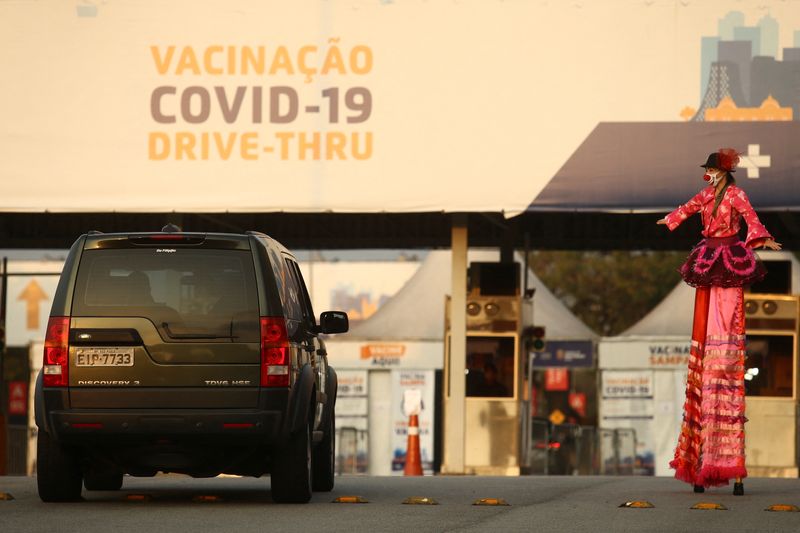 &copy; Reuters. Drive-thru de vacinação contra Covid-19 em São Paulo
14/08/2021 
REUTERS/Carla Carniel