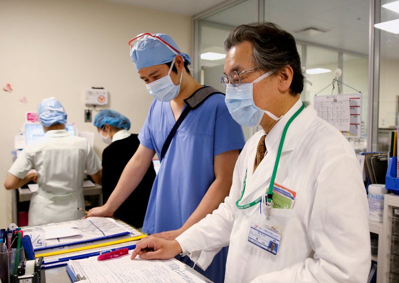 &copy; Reuters. Imagen de archivo del doctor Toshiaki Minami, director del Hospital Universitario Médico y Farmacéutico de Osaka, trabajando con sus colegas en el ala de operaciones del hospital, en medio de la pandemia de COVID-19, en Takatsuki, prefectura de Osaka, J