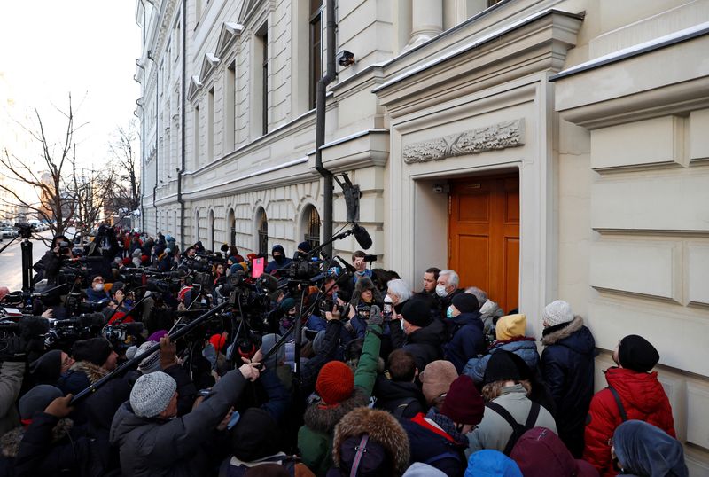 &copy; Reuters. Partidarios del grupo de derechos humanos Memorial en Rusia se reúnen junto a periodistas fuera de la sede del Supremo Tribunal, que dictaminó el cierre de la organización. Moscú, Rusia, diciembre 28, 2021. REUTERS/Evgenia Novozhenina