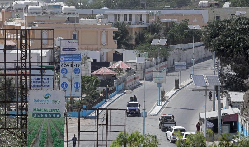 © Reuters. A Somali police truck drive along the empty street in front of the Presidential palace in Mogadishu, Somalia, December 28, 2021. REUTERS/Feisal Omar