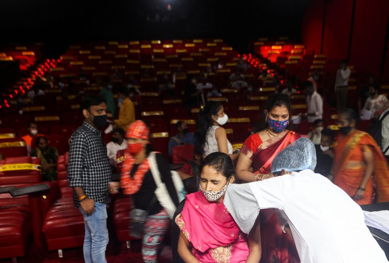 &copy; Reuters. Vacinação contra a Covid-19 em uma sala de cinema em Mumbai, Índia
17/08/2021 REUTERS/Francis Mascarenhas
