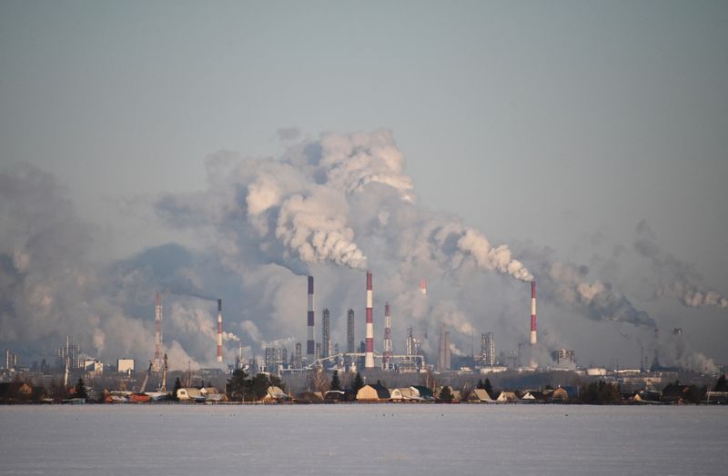 &copy; Reuters. FILE PHOTO: A view shows the Gazprom Neft's oil refinery in Omsk, Russia February 10, 2020. REUTERS/Alexey Malgavko