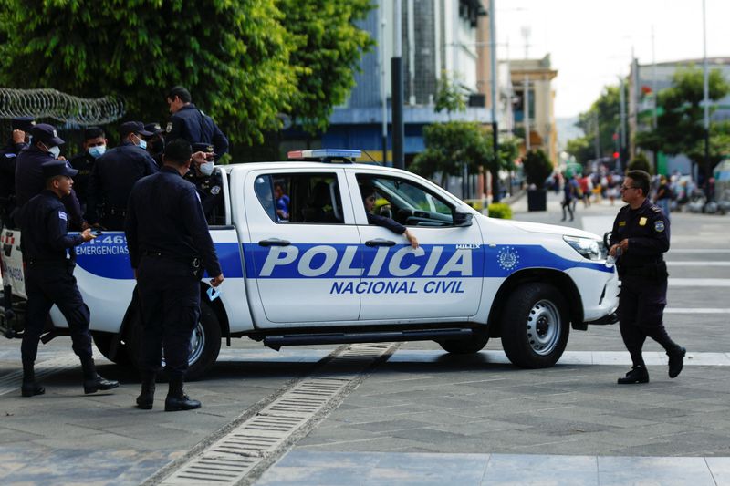 © Reuters. FILE PHOTO: Salvadoran police officers wait to be transported, as Salvadoran President Nayib Bukele deploys military to patrol the streets throughout the country in response to a sharp surge in murders this week in downtown San Salvador, El Salvador November 12, 2021. REUTERS/Jose Cabezas