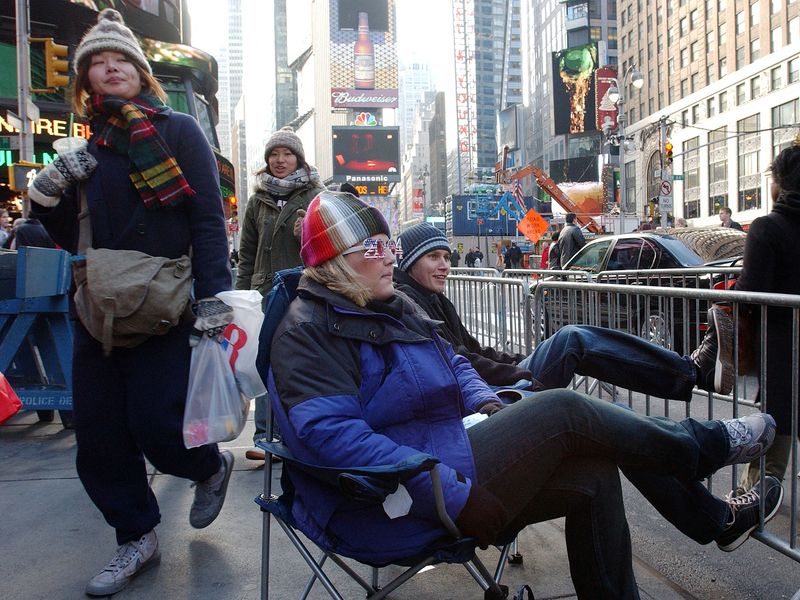 &copy; Reuters. Púbico aguarda celebração de Ano Novo em Times Square 
31/12/2003 REUTERS/Chip East 