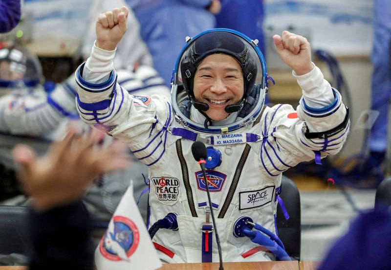 &copy; Reuters. FOTO DE ARCHIVO: El multimillonario japonés Yusaku Maezawa reacciona mientras habla con su familia antes del lanzamiento a la Estación Espacial Internacional en el cosmódromo Baikonur, Kazajistán, 8 de diciembre del 2021.  REUTERS/Shamil Zhumatov