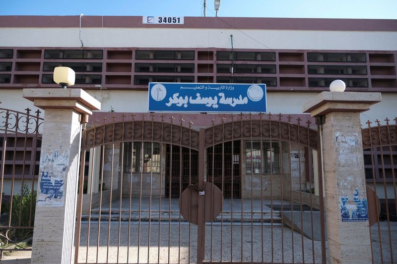 &copy; Reuters. FOTO DE ARCHIVO: Las puertas de un colegio electoral cerrado tras el aplazamiento de las elecciones libias en un mes en Bengasi, Libia, el 24 de diciembre de 2021. REUTERS/Esam Omran Al-Fetori
