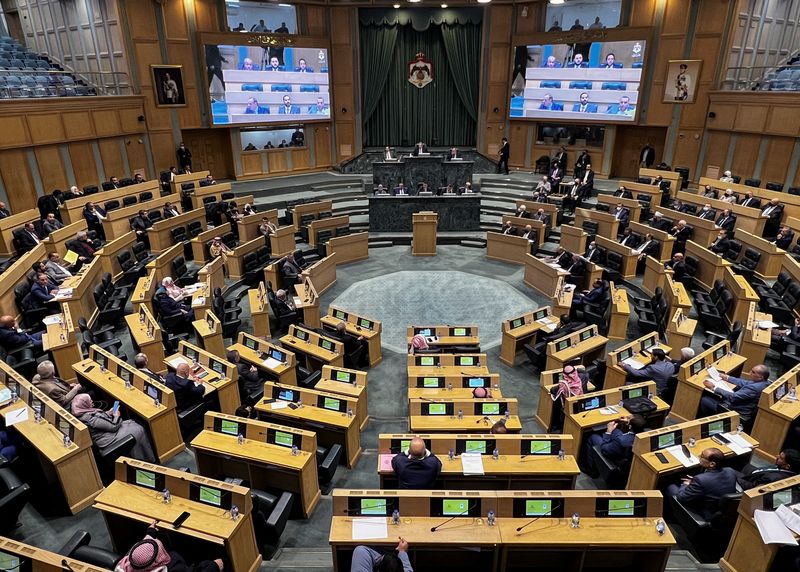 &copy; Reuters. نواب يحضرون جلسة في البرلمان الأردني في العاصمة عمان يوم 8 ديسمبر كانون الأول 2021. تصوير: جهاد شلباق - رويترز. 