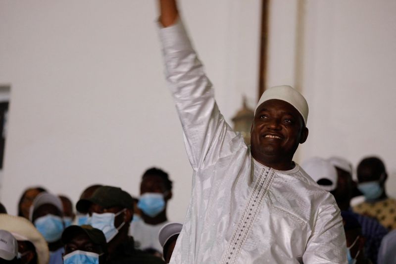 &copy; Reuters. FOTO DE ARCHIVO: El presidente electo de Gambia, Adama Barrow, sonríe a sus partidarios tras pronunciar un discurso en Banjul, Gambia, el 5 de diciembre de 2021. REUTERS/Zohra Bensemra