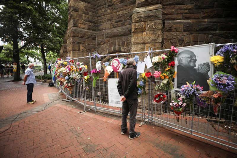 &copy; Reuters. Mourners pay their respects to the late Archishop Desmond Tutu outside St Georges cathedral in Cape Town, South Africa, December 28, 2021. REUTERS/Mike Hutchings