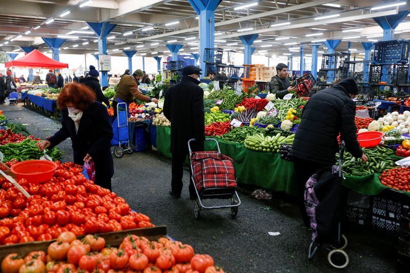 &copy; Reuters. أناس يتسوقون خضر طازجة في سوق بمدينة إستنبول التركية يوم 20 ديسمبر كانون الأول 2021. تصوير: ديلارا سينكايا - رويترز.