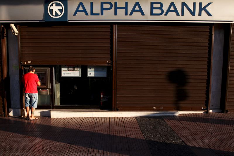 &copy; Reuters. FILE PHOTO: A man withdraws money at an Alpha Bank branch ATM in central Athens, Greece, July 19, 2015. REUTERS/Yiannis Kourtoglou