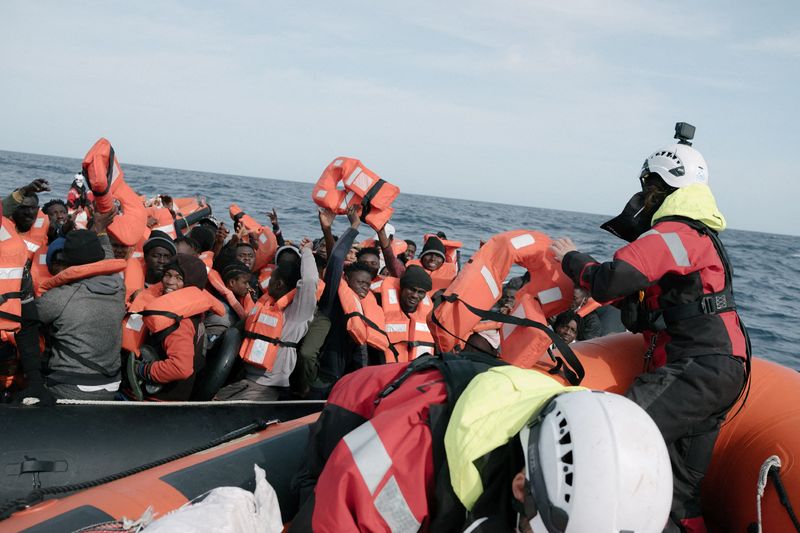 &copy; Reuters. إنقاذ مهاجرين أفارقة في عرض البحر المتوسط من قبل سفينة تابعة لمنظمة الإغاثة الألمانية سي ووتش يوم 25 ديسمبر كانون الأول 2021. 
(صورة لرويترز من 