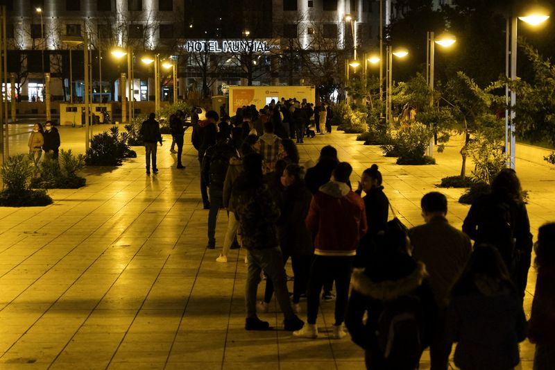 &copy; Reuters. Pessoas esperam em fila por testagem de Covid-19 na praça Martim Moniz em Lisboa
23/12/2021
REUTERS/Pedro Nunes