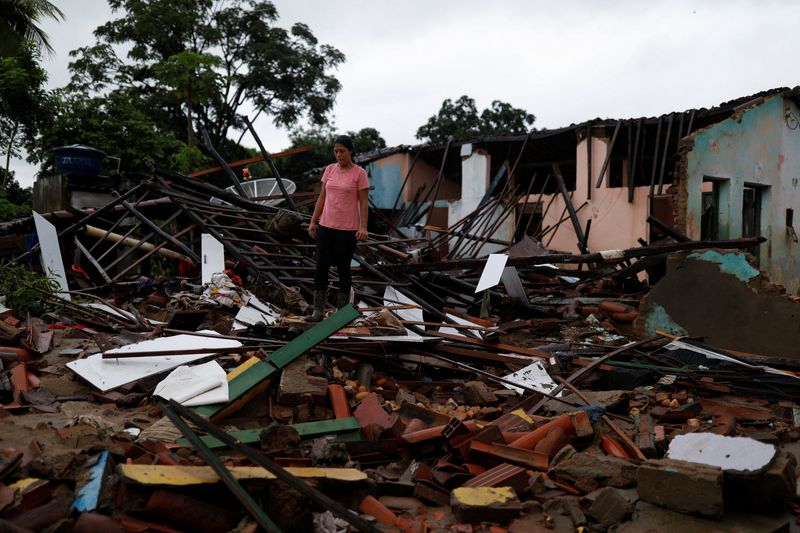 &copy; Reuters. Juliana Reis em meio a destroços de casa derrubada por enchente em Itambé, Bahia
 28/12/2021 REUTERS/Amanda Perobelli