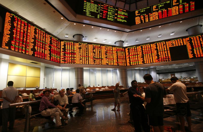 &copy; Reuters. Investors monitor share market prices in Kuala Lumpur November 13, 2008. Malaysia is reviewing rules to allow Islamic financial institutions to short-sell shares in an effort to improve market liquidity and encourage hedging, the market regulator said on 
