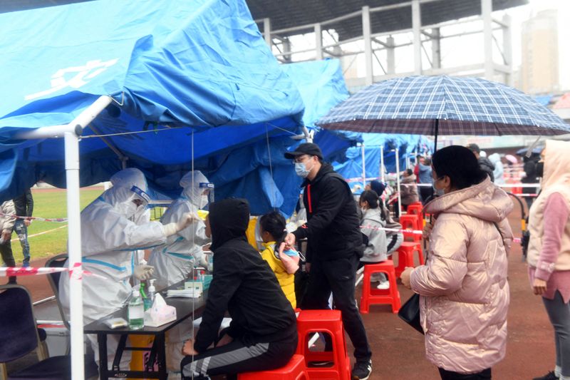 &copy; Reuters. 　１２月２９日、中国当局が２９日発表した２８日の新型コロナウイルス新規感染者数は１９７人。うち１５２人が国内の感染で１５１人は、ロックダウン（都市封鎖）に入って１週間にな
