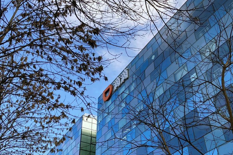 &copy; Reuters. FOTO DE ARCHIVO: El logo de Didi en la fachada de la sede de la compañía en Pekín, China 9 de noviembre de 2021. REUTERS/Yilei Sun
