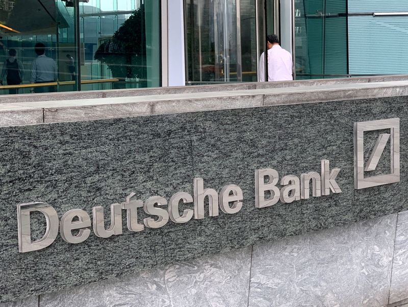 &copy; Reuters. Il logo di Deutsche bank a Hong Kong. REUTERS/Tyrone Siu