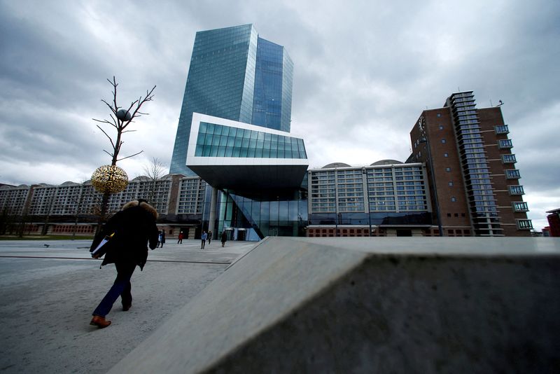&copy; Reuters. 欧州中央銀行（ＥＣＢ）が２９日発表した統計によると、１１月のユーロ圏の企業向け融資は前年比２．９％増で、３カ月連続で伸びが加速した。ＥＣＢ本部で２０１８年撮影。（２０２１