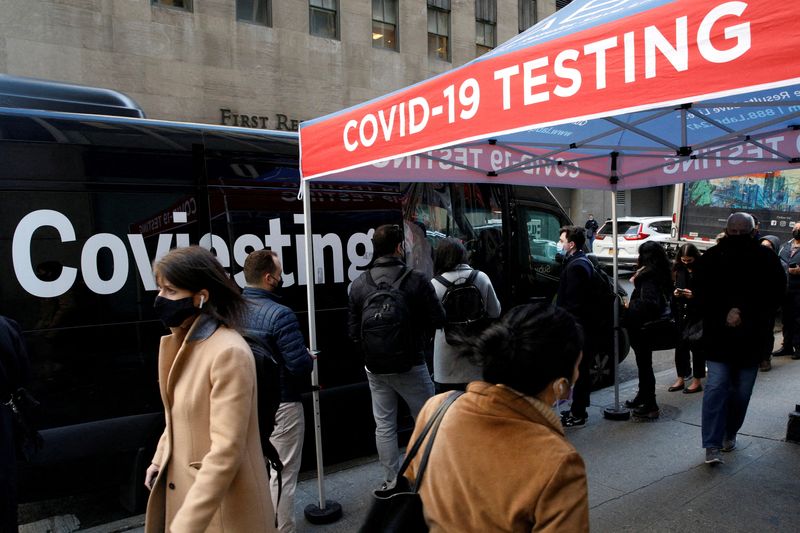 &copy; Reuters. FILE PHOTO: People wait in line to take coronavirus disease (COVID-19) tests at pop-up testing site in New York City, U.S., December 14, 2021.  REUTERS/Brendan McDermid