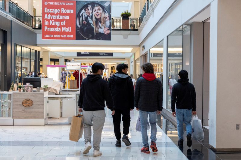 &copy; Reuters. Pessoas caminham em shopping em King of Prussia, Pensilvânia, EUA 
26/11/2021
REUTERS/Rachel Wisniewski
