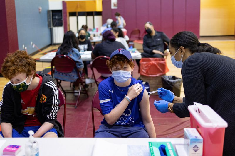 &copy; Reuters. FILE PHOTO: A teenager receives a coronavirus disease (COVID-19) vaccine at a clinic run by the Philadelphia Department of Public Health in partnership with the Black Doctors COVID-19 Consortium to encourage all eligible teenagers to get vaccinated in Phi