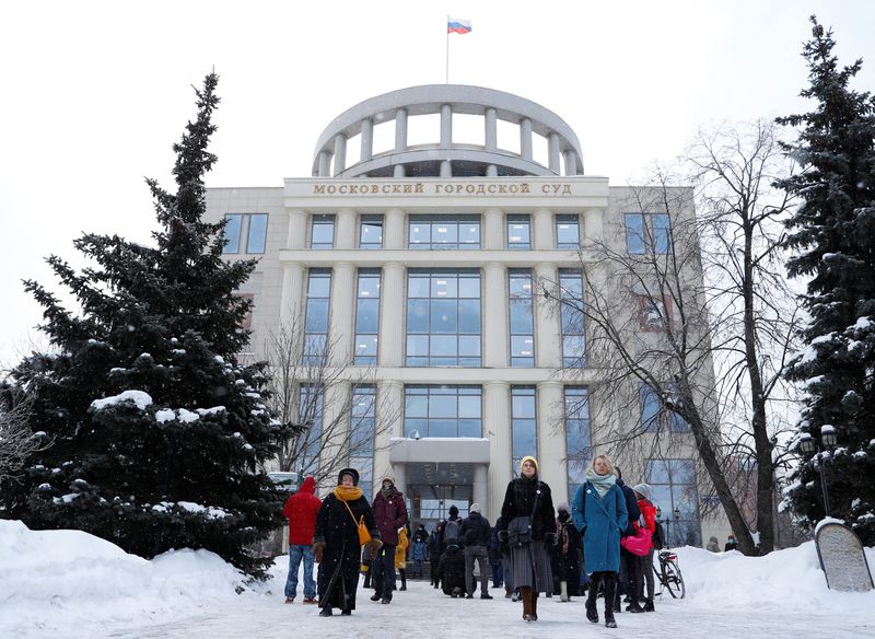 &copy; Reuters. Gente se reúne afuera de un edificio de tribunales de la ciudad de Moscú durante una audiencia para evaluar el cierre del centro de derechos humanos Memorial en Moscú, Rusia. 29 de diciembre, 2021. REUTERS/Evgenia Novozhenina