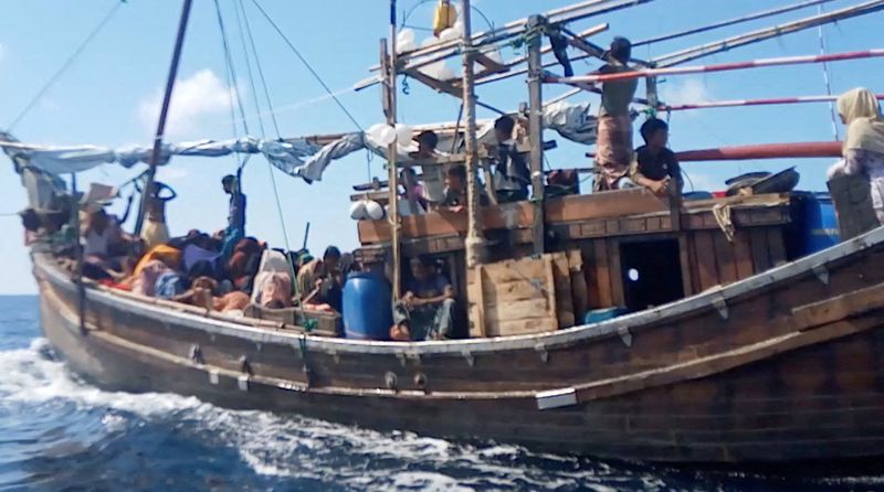 &copy; Reuters. FOTO DE ARCHIVO. Un bote que transporta a migrantes rohinyás se encuentra varado en el mar frente a la costa de Indonesia. Diciembre 27, 2021. Aditya Setiawan/via REUTERS. ESTA IMAGEN HA SIDO PROVISTA POR UNA TERCERA PARTE.  