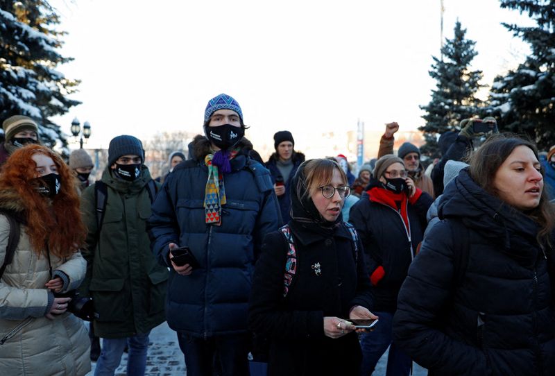 © Reuters. أنصار جماعة ميموريال لحقوق الإنسان يتجمعون أمام مبنى محكمة في موسكو خلال جلسة استماع للنظر في إغلاق ميموريال يوم الأربعاء. تصوير: إيفجينيا نوفوزينينا - رويترز