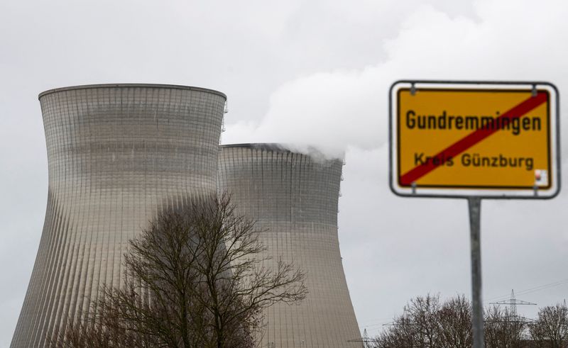 &copy; Reuters. Foto del miércoles de una planta de energía nuclear que será cerrada en 2022 en Gundremmingen, Alemania 
Dic 29, 2021. REUTERS/Lukas Barth