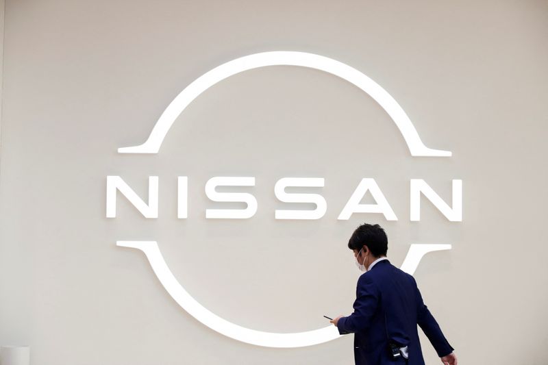 &copy; Reuters. FILE PHOTO: A man walks in front of the Nissan logo at Nissan Gallery in Yokohama, Japan November 29, 2021. REUTERS/Androniki Christodoulou