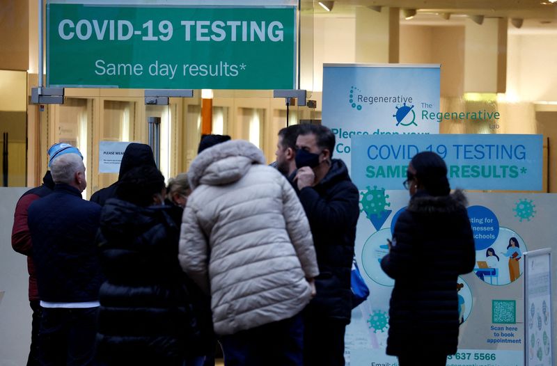 &copy; Reuters. People wait outside a COVID-19 testing centre, amid the coronavirus disease (COVID-19) outbreak in Manchester, Britain, December 28 , 2021. REUTERS/Phil Noble