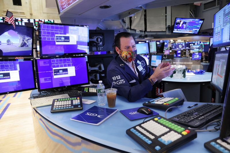 &copy; Reuters. A trader works on the trading floor at the New York Stock Exchange (NYSE) in Manhattan, New York City, U.S., December 28, 2021. REUTERS/Andrew Kelly