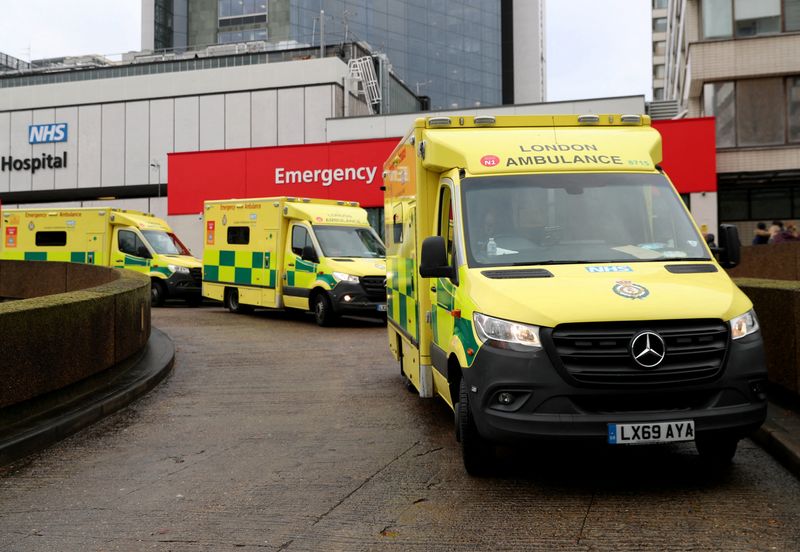 &copy; Reuters. FILE PHOTO: Ambulances are seen in front of St Thomas' Hospital as the spread of the coronavirus disease (COVID-19) continues, in London, Britain, December 12, 2021. REUTERS/May James