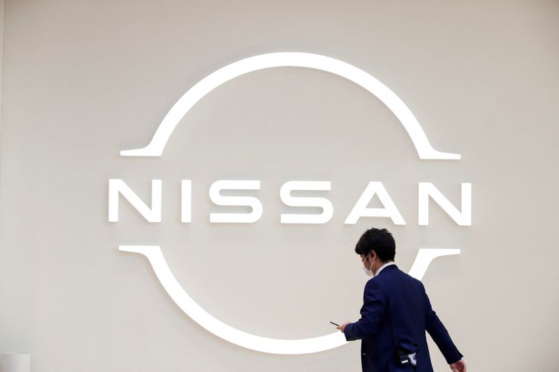 &copy; Reuters. Un hombre camina delante del logotipo de Nissan en la Galería Nissan en Yokohama, Japón, 29 de noviembre de 2021. REUTERS/Androniki Christodoulou