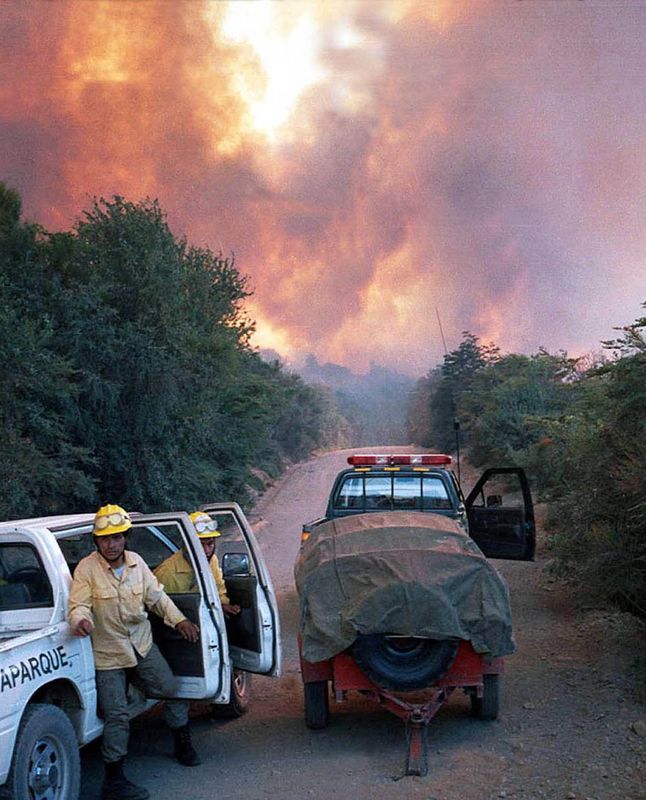 &copy; Reuters. Bomberos llegan a la zona del Lago Los Moscos, en llamas por segundo día en la localidad de Bariloche, en el sur de Argentina, el 23 de febrero. Foto de archivo. EM/JP/KM