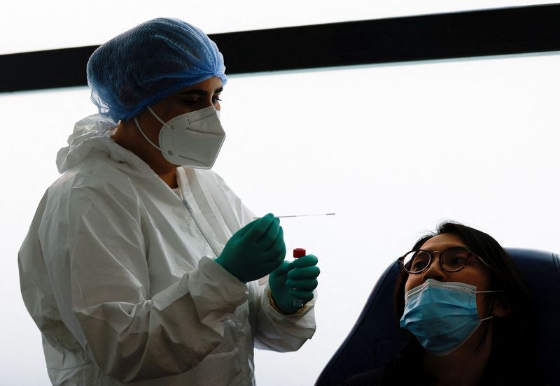 &copy; Reuters. La France a franchi mercredi la barre des 200.000 nouveaux cas de contamination au coronavirus en vingt-quatre heures pour la première fois depuis le début de la crise sanitaire l'an dernier, indiquent les données du ministère de la Santé. /Photo pri