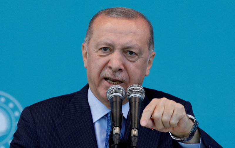 &copy; Reuters. トルコのエルドアン大統領は、最低賃金の５０％引き上げと自国通貨暴落防止のためのリラ建て預金保護措置という２つの大きな発表を行い、事実上早期選挙への扉を開いたと政治アナリス