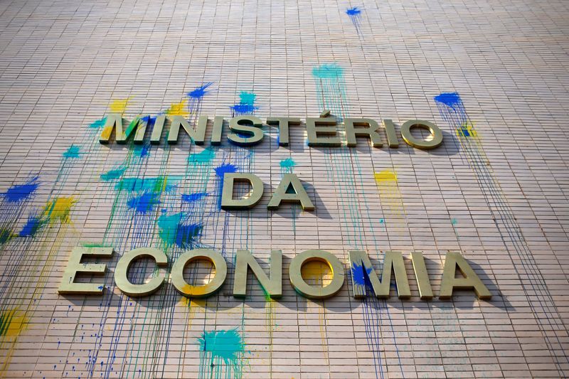 &copy; Reuters. Fachada do Ministério da Economia em Brasília manchada de tinta lançada por manifestantes
07/10/2021
REUTERS/Adriano Machado