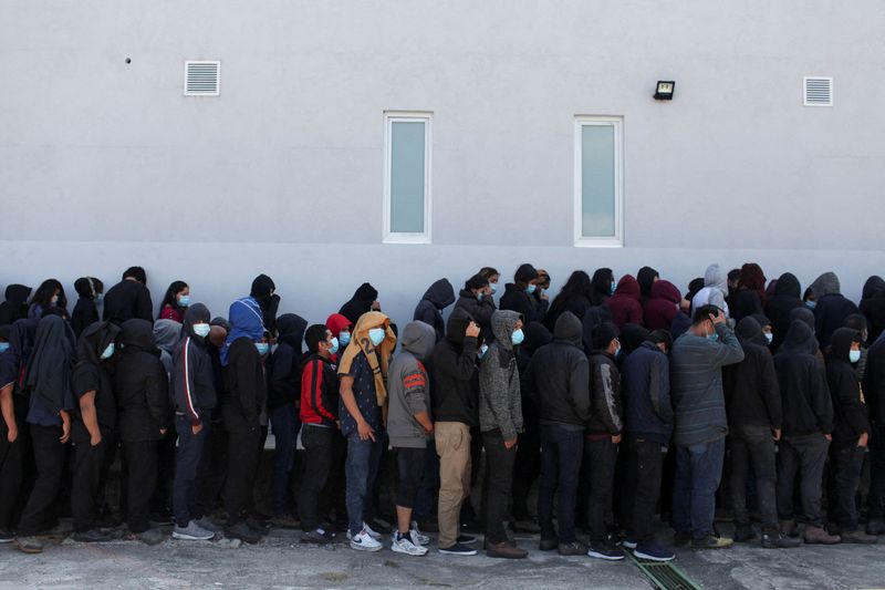 &copy; Reuters. Guatemalan deportees queue outside a government migration facility after arriving on a deportation flight from the U.S., at the Guatemalan Air Force (FAG) headquarters in La Aurora International airport, in Guatemala City, Guatemala December 28, 2021. REU