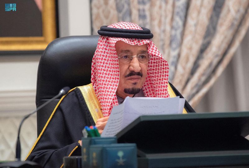 العاهل السعودي يقول إن المملكة قلقة حيال 