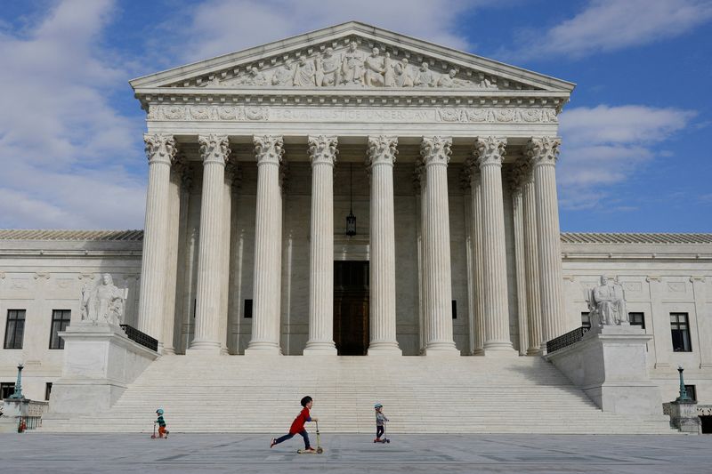 &copy; Reuters. FILE PHOTO: Children ride scooters across the plaza at the United States Supreme Court, following the government's notice to halt all building tours due to the (COVID-19) coronavirus, on Capitol Hill in Washington, U.S., March 17, 2020. REUTERS/Tom Brenne