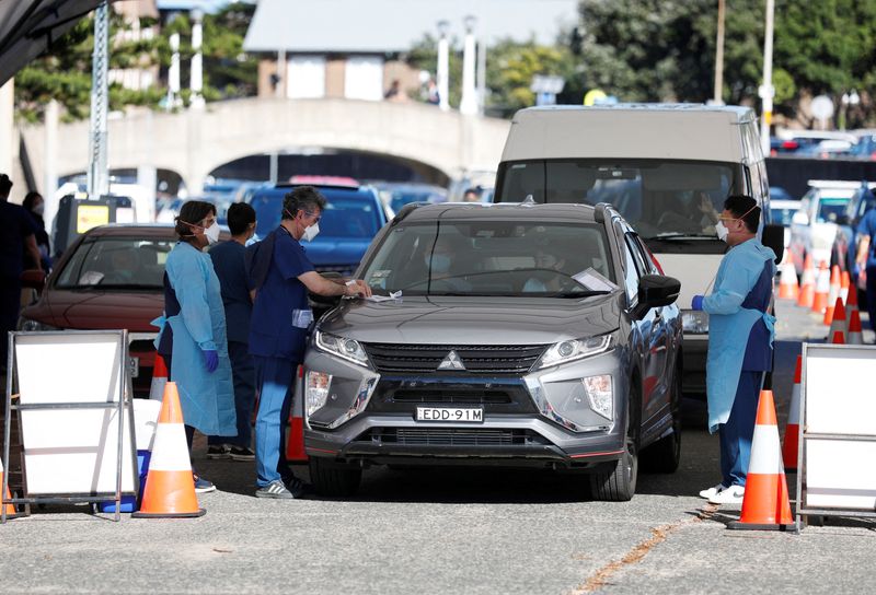 &copy; Reuters. オーストラリア政府は３０日、新型コロナウイルス感染検査の規定改正を発表した。シドニーでのコロナ検査、３０日撮影。（２０２１年　ロイター/Nikki Short）