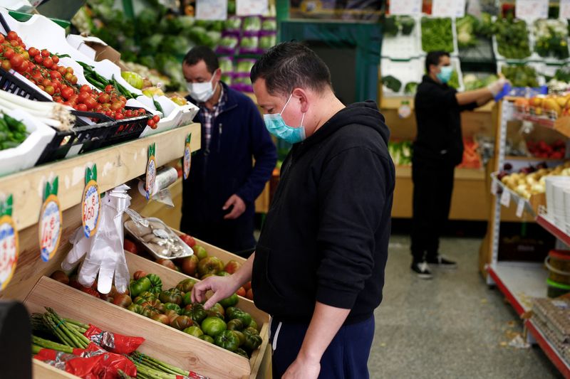 &copy; Reuters. FOTO DE ARCHIVO: Varias personas con mascarilla en un supermercado en Madrid