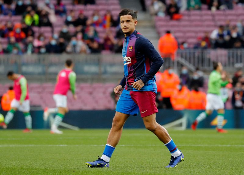 &copy; Reuters. FOTO DE ARCHIVO: Fútbol - LaLiga - FC Barcelona v Real Betis - Camp Nou, Barcelona, España - 4 de diciembre de 2021 Philippe Coutinho del FC Barcelona durante el calentamiento antes del partido REUTERS/Nacho Doce